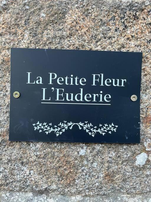 Le Petit Fleur - The Little Flower, Cosy Cottage Saint-Michel-de-Montjoie Exterior foto