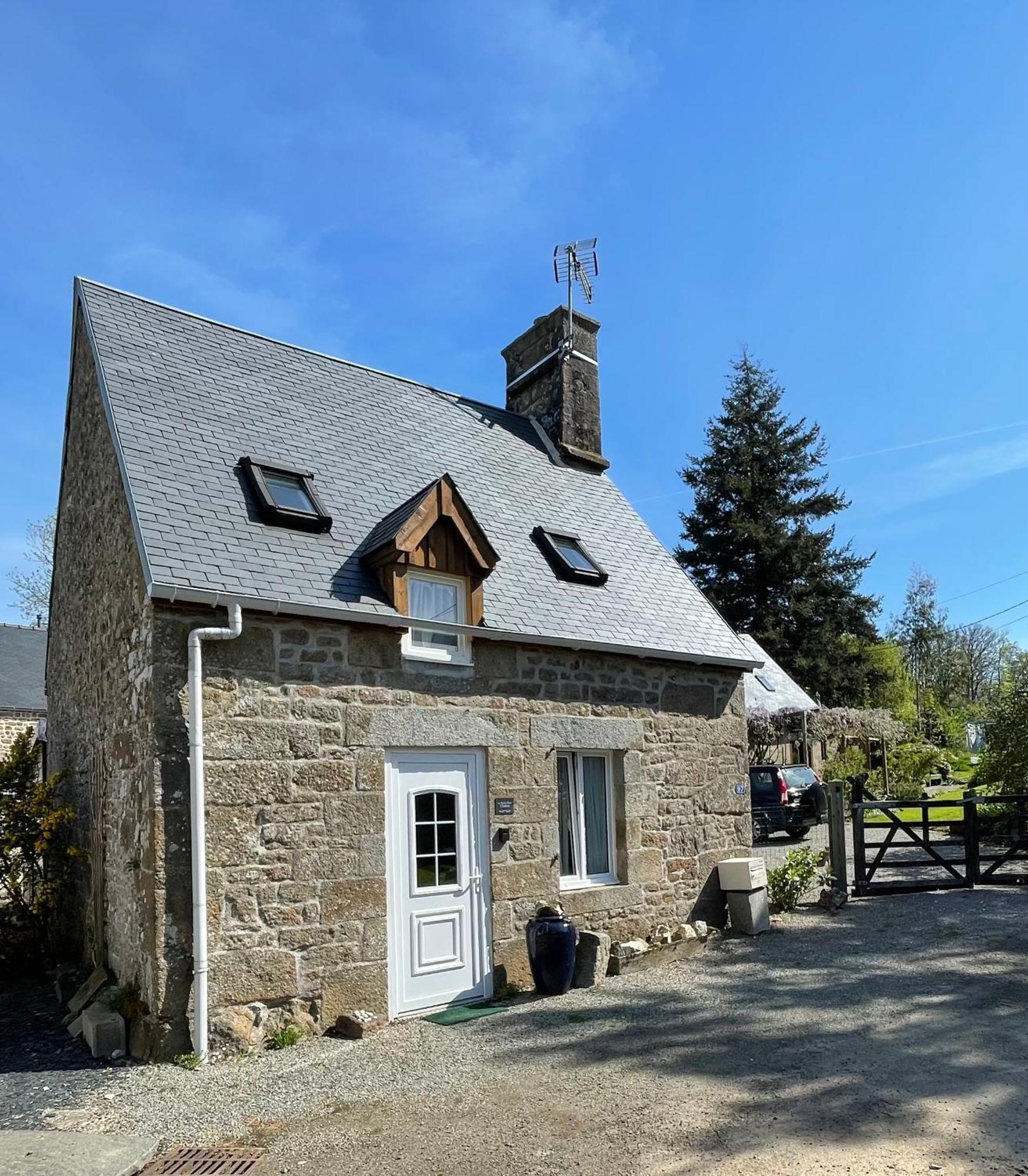 Le Petit Fleur - The Little Flower, Cosy Cottage Saint-Michel-de-Montjoie Exterior foto